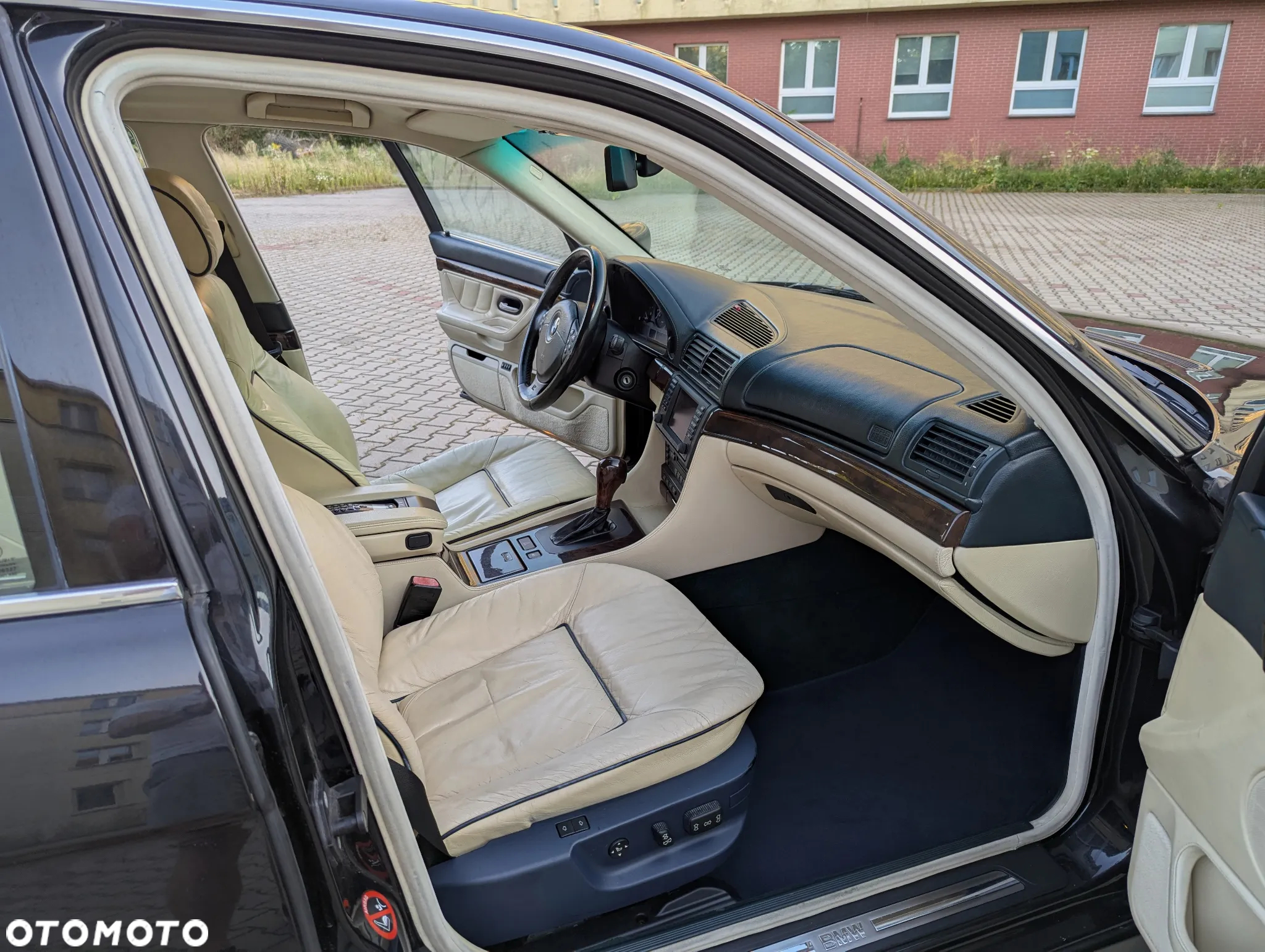BMW Seria 7 750i - 12