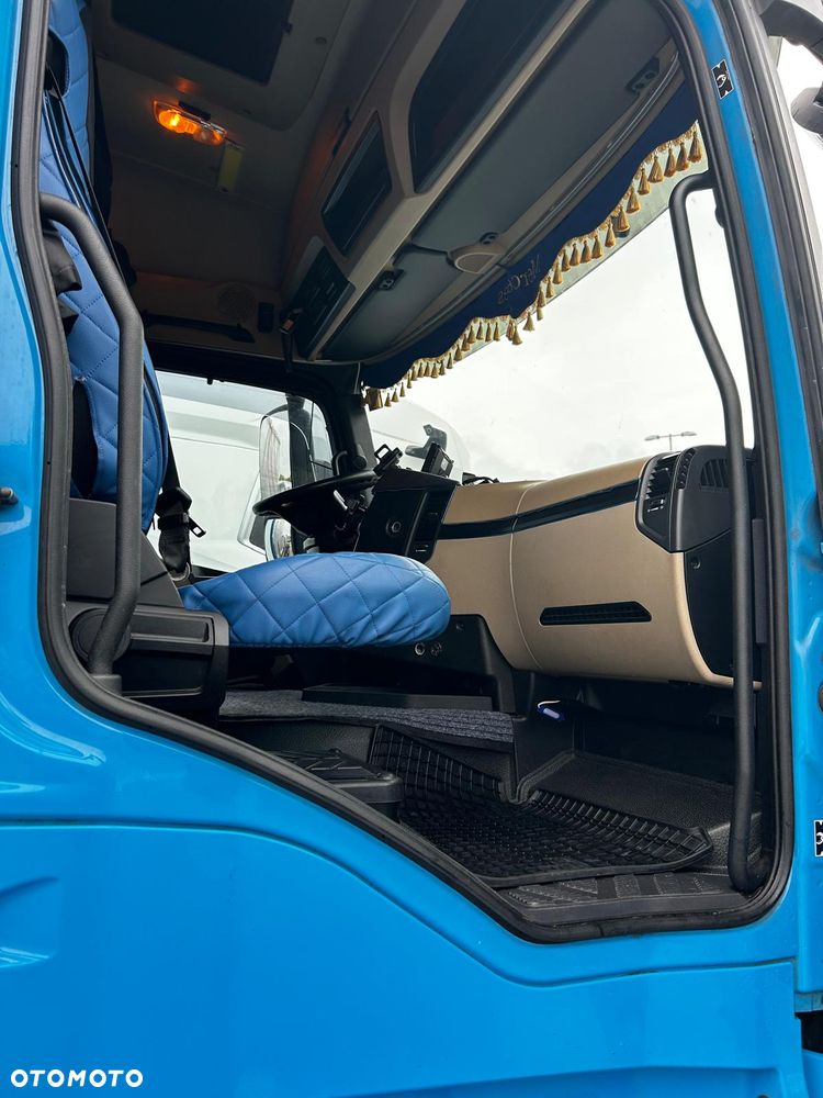 Mercedes-Benz 1832 - 21