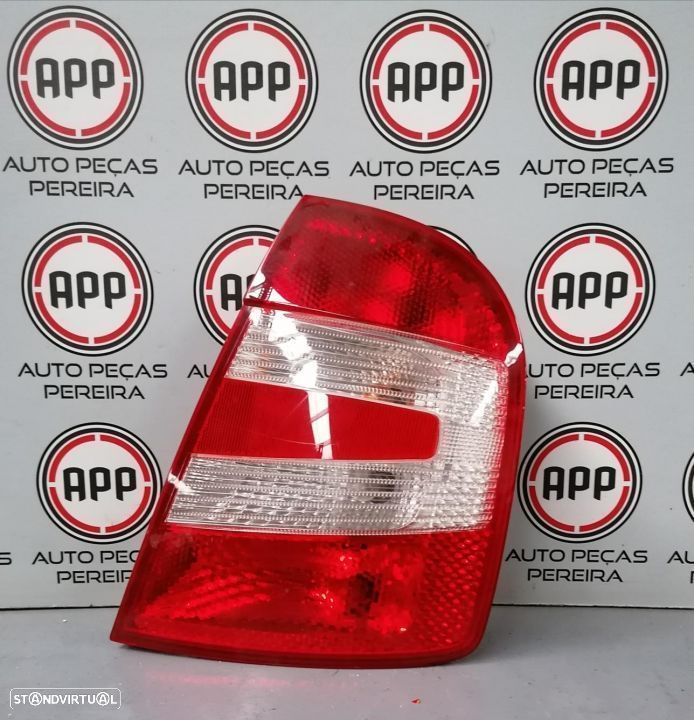 Farolins traseiro esquerdo e direito Skoda Fabia 5 portas de 2007 . - 1