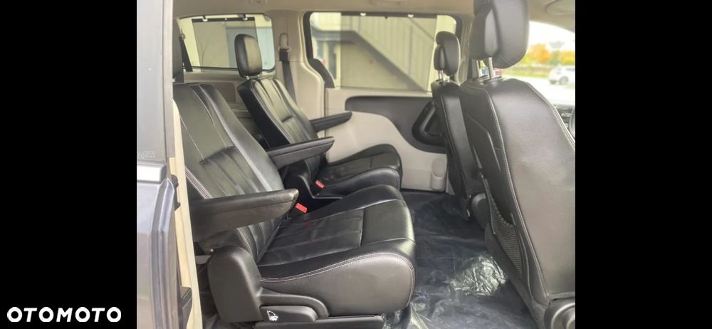 Chrysler Town & Country - 24