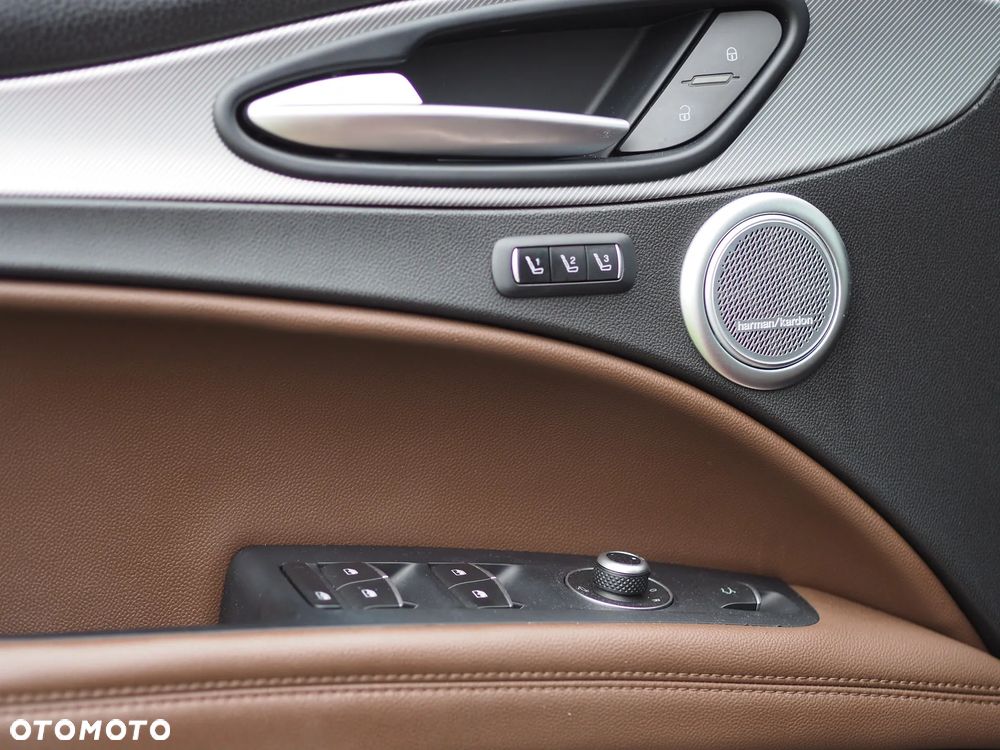Alfa Romeo Stelvio 2.0 Turbo 16V AT8-Q4 Ti - 34