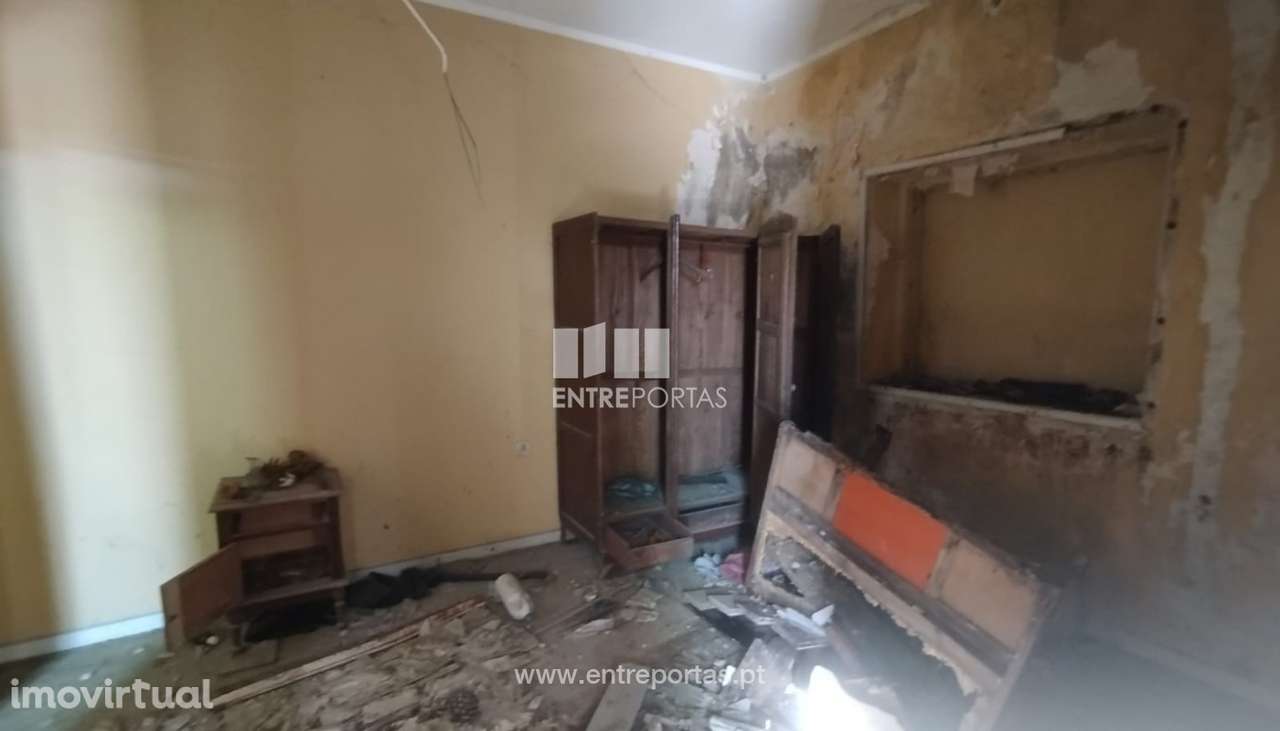 Venda de Moradia V3 para restauro total em Aguçadoura, Póvoa de Varz - Grande imagem: 3/14