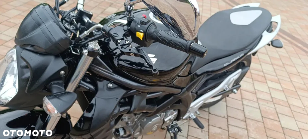 Suzuki GSR - 15