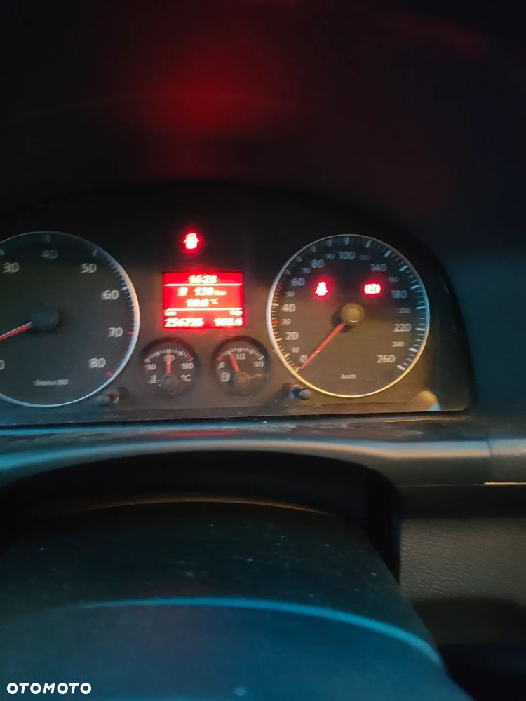 Volkswagen Touran 1.6 Conceptline - 12