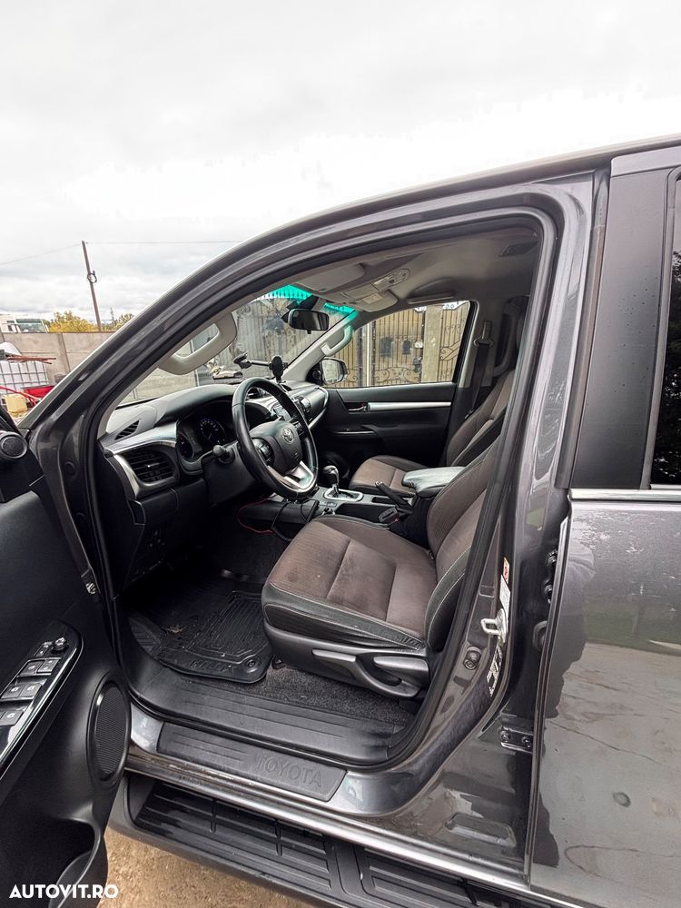 Toyota Hilux ver-4x4-double-cab-a-t-invincible - 9