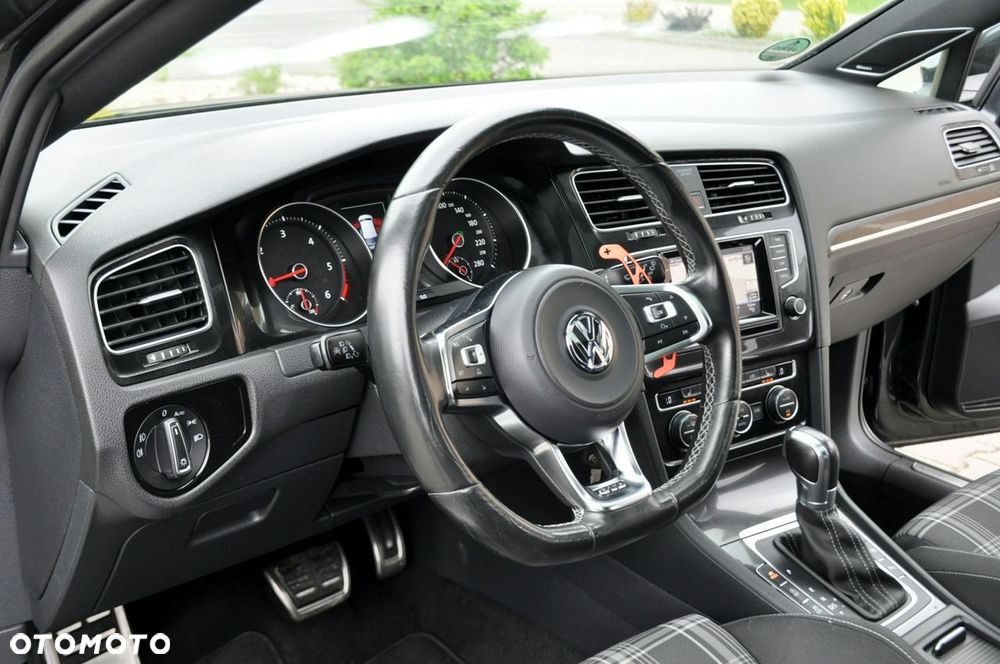 Volkswagen Golf - 22