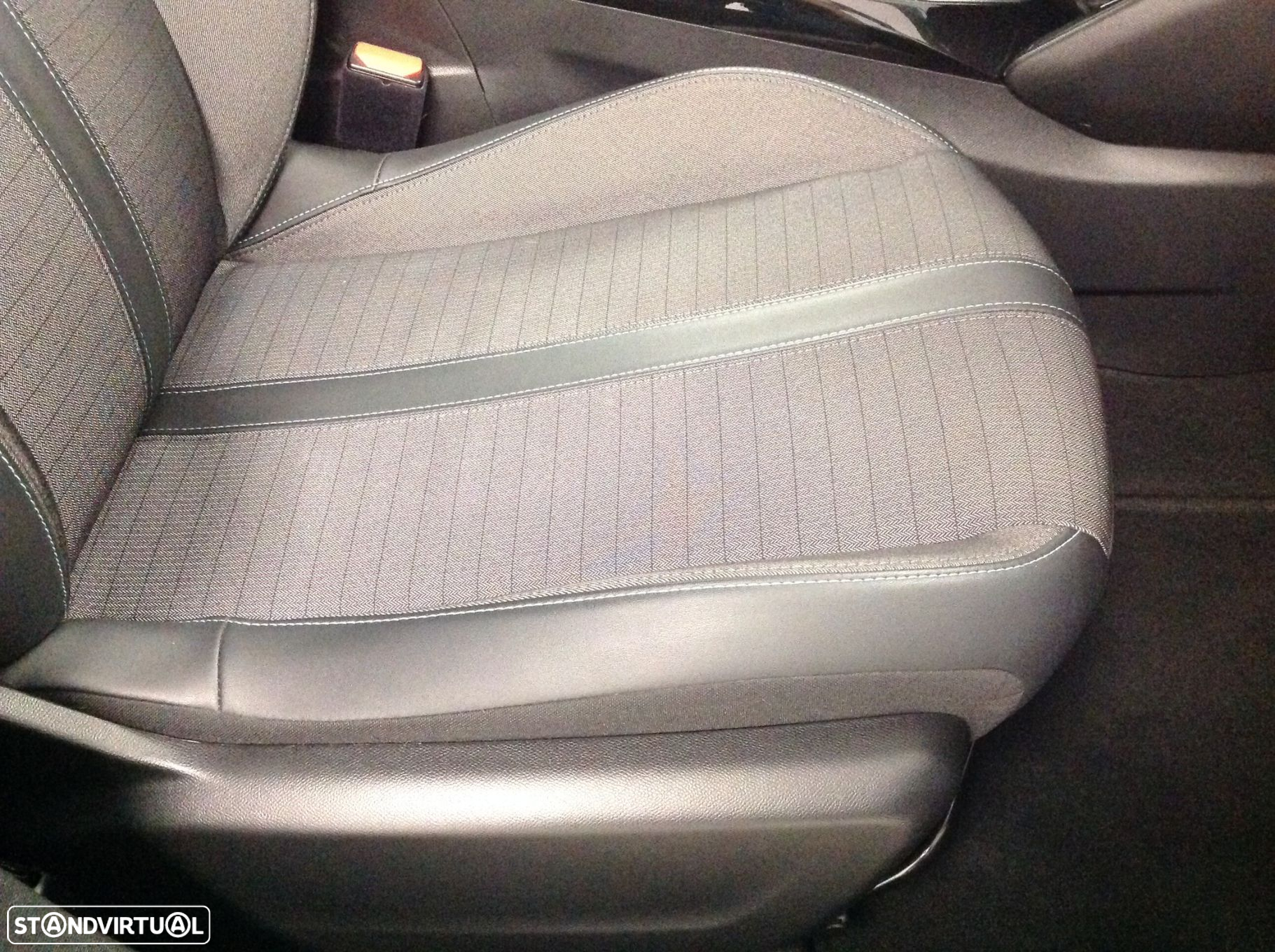 Peugeot 208 1.2 PureTech Allure - 32