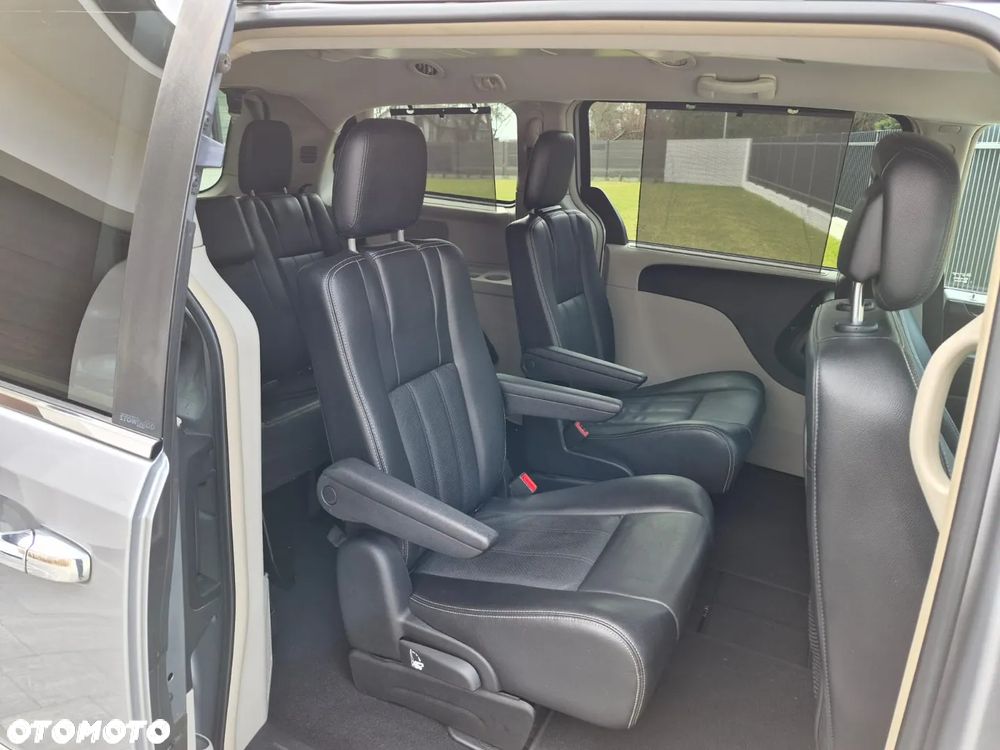 Chrysler Town & Country 3.6 Limited - 15