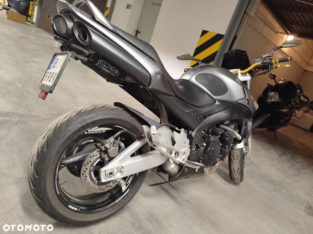 Suzuki GSR - 3