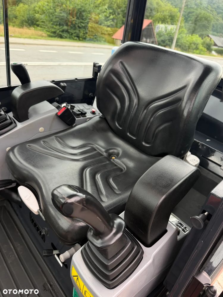 Kubota KX016-4 Koparka Gąsienicowa 2 tony. DEKRA aktualna do 2026r. 3 łyżki.+ pług fabryczny do równania kruszywa lub odśnieżania. Szybkozłącze Hydrauliczne. zmiana łyżek bez wychodzenia z kabiny! Rozsuwane Hydr. podwozie! Sprowadzona z Gospodarstwa Norweskiego! Zero luzów i wycieków. Maszyna jak Nowa z Salonu! 2020 rok. 1000 mtg! Pełna Dokumentacja. Gąsienice bez zużycia! Łyżka Skarpowa+ 2 kopiące. szybka wolna jazda. Ani deka luzów i wycieków. OKAZJA  Dodatkowe sekcje Hydr. Po serwisach kolejny za 400 mtg! - 33