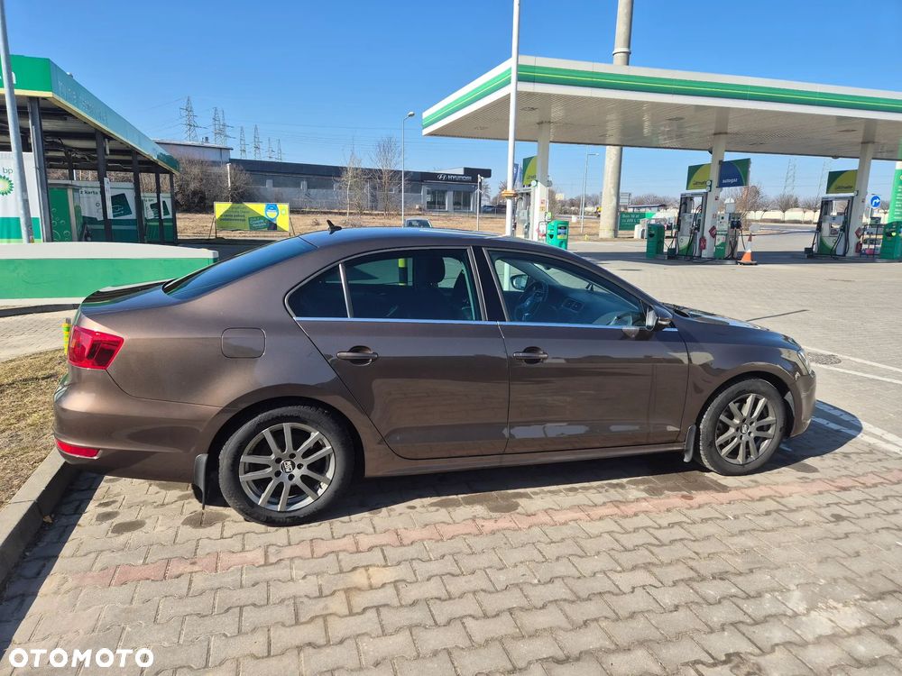 Volkswagen Jetta 2.0 TDI Highline - 3