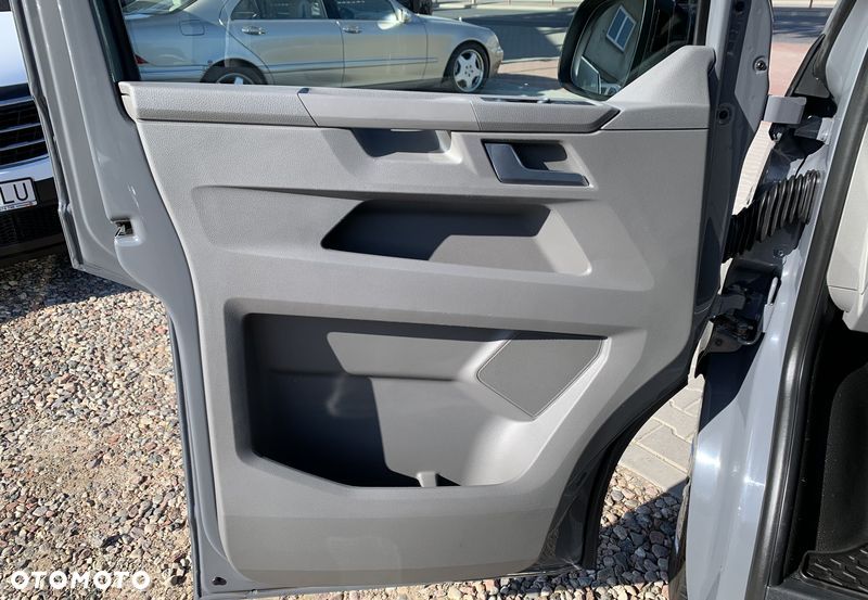 Volkswagen TRANSPORTER T6 TRWAŁY TDI SILNIK DNA 2.0TDI MOC 150KM DSG 7 MOCNA SKRZYNIA DQ-500 AUTOMAT, ZABUDOWA KOMBI VAN MINIBUS SPECJALNA CARAVELLE Reflektory FULL-LED Przód,  Lampy FULL-LED Tył, Kamera, Radar, Czujniki zmiany pasa, 2x boczne drzwi przesuwne! Aktywny tempomat, Podgrzewane fotele, Dwustrefowa Klimatyzacja i ogrzewanie! Fabryczne oryginał WEBASTO 5kW THERMO COMFORT SE Szybkie nagrzewanie silnika zimą! Ilość miejsc 9 osobowy - 21