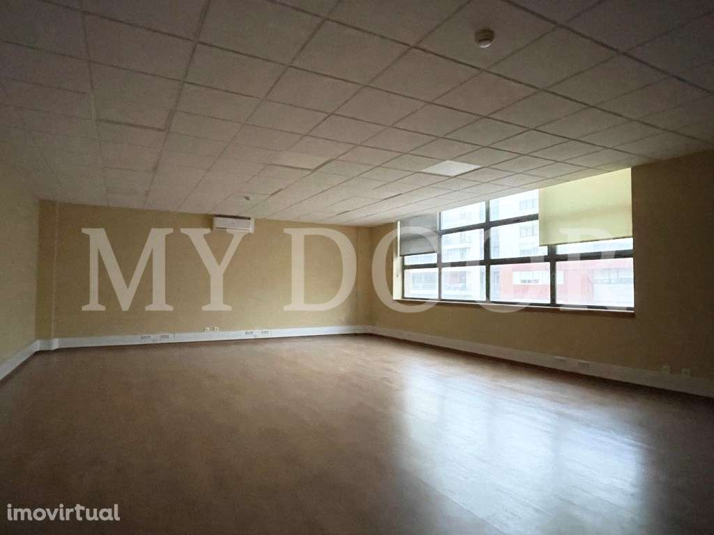 Escritório nos Olivais - Muita luz natural - Estacionamento - Grande imagem: 5/12