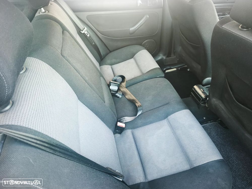 VW Golf 1.9 TDi 25 Anos - 18