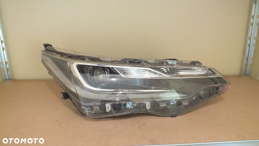 Lampa przednia prawa Toyota Corolla E16 Lift Fulled - 1