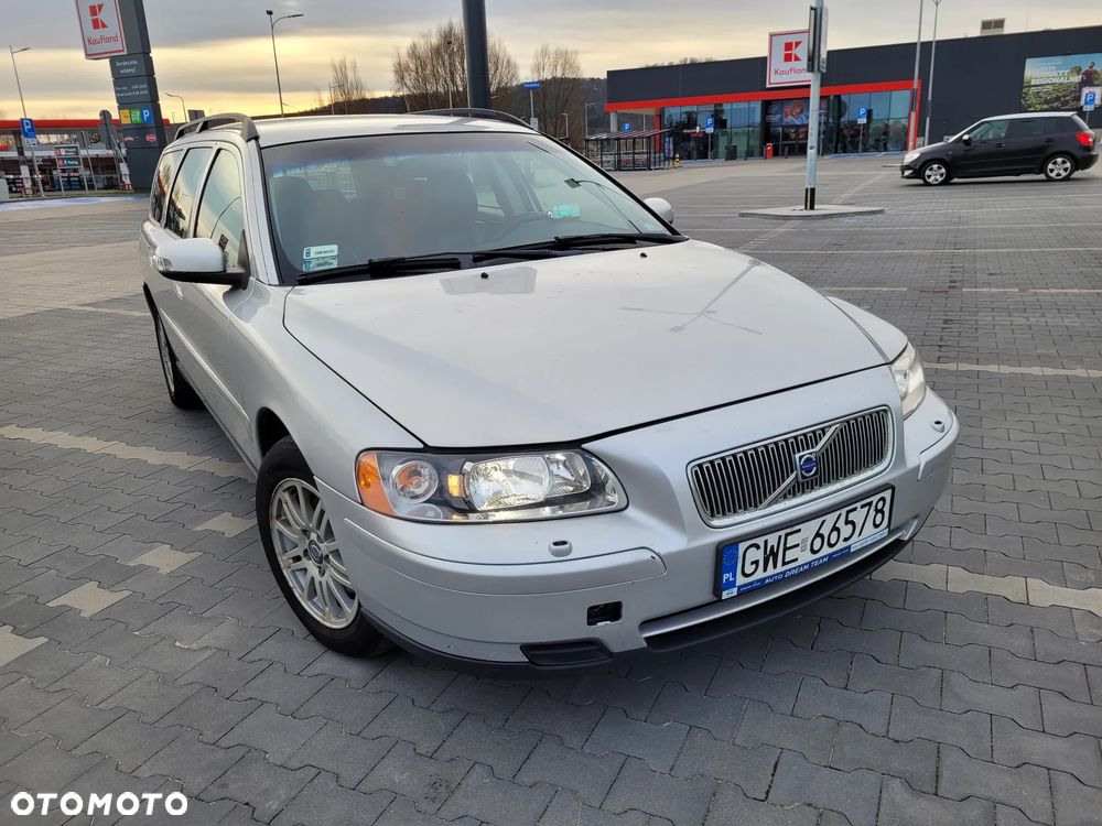 Volvo V70 2.4 D AWD Momentum - 3