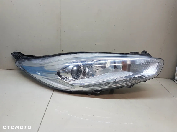 FORD FIESTA MK7 LIFT PZEDNIA LAMPALEWA LUB PRAWA PRZOD