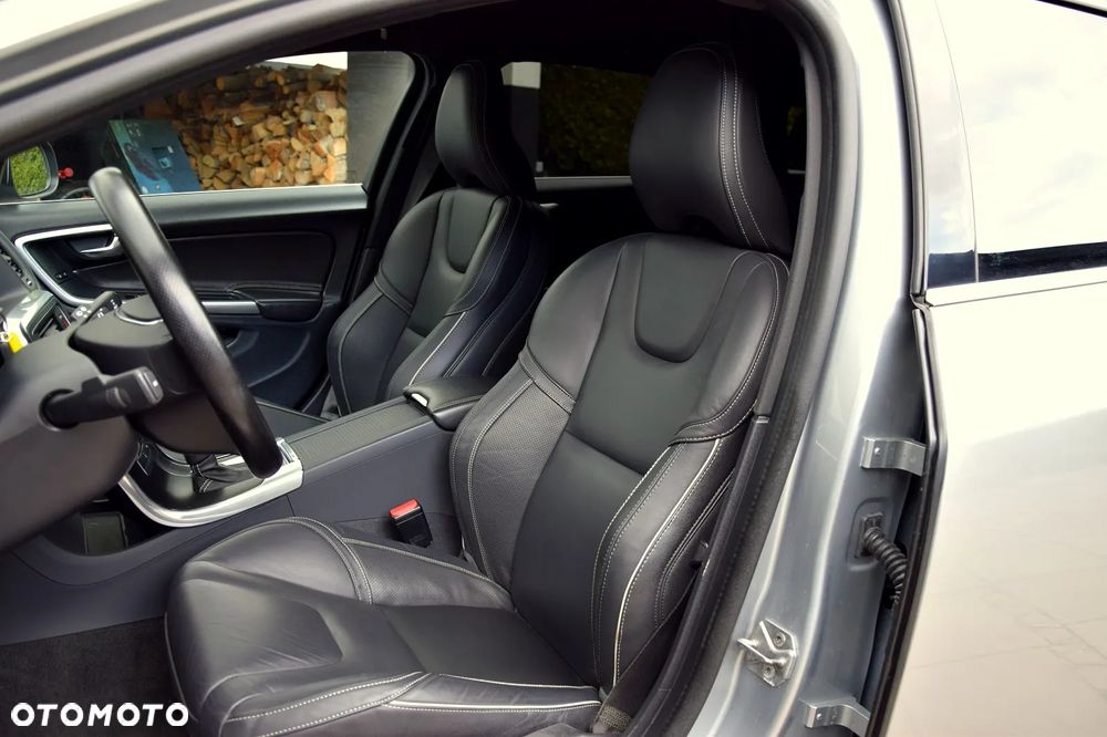 Volvo V60 D5 AWD R-Design Summum - 16