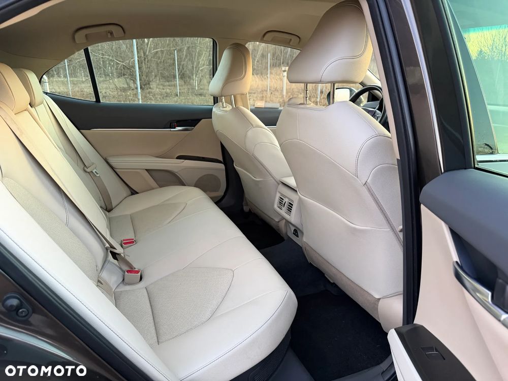 Toyota Camry - 12