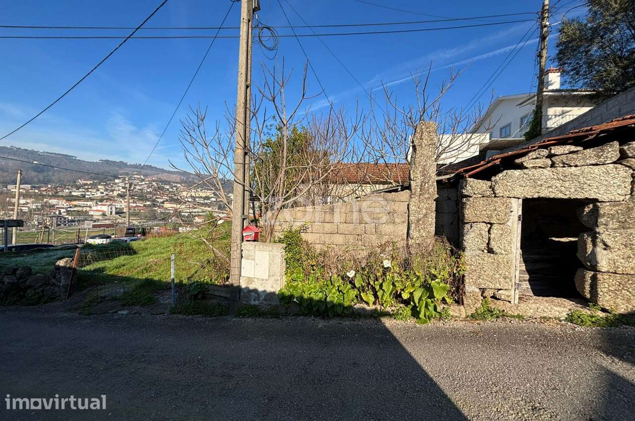 Duas moradias para restauro em Nespereira, Guimarães