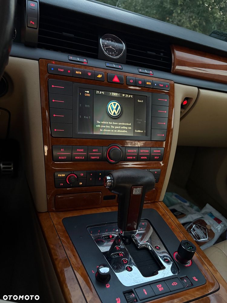 Volkswagen Phaeton 4.2 V8 4Mot L (5 os.) - 13