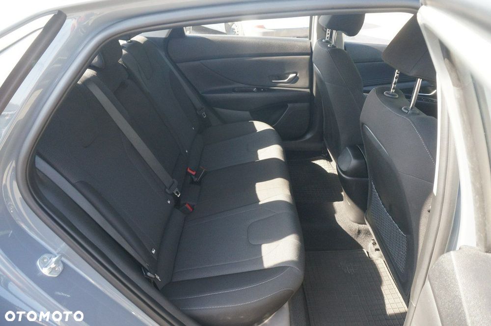 Hyundai Elantra - 31