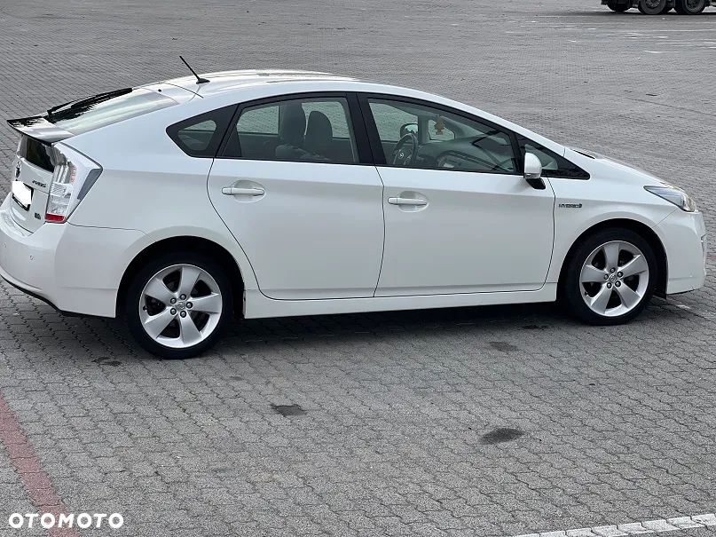Toyota Prius (Hybrid) Executive - 8