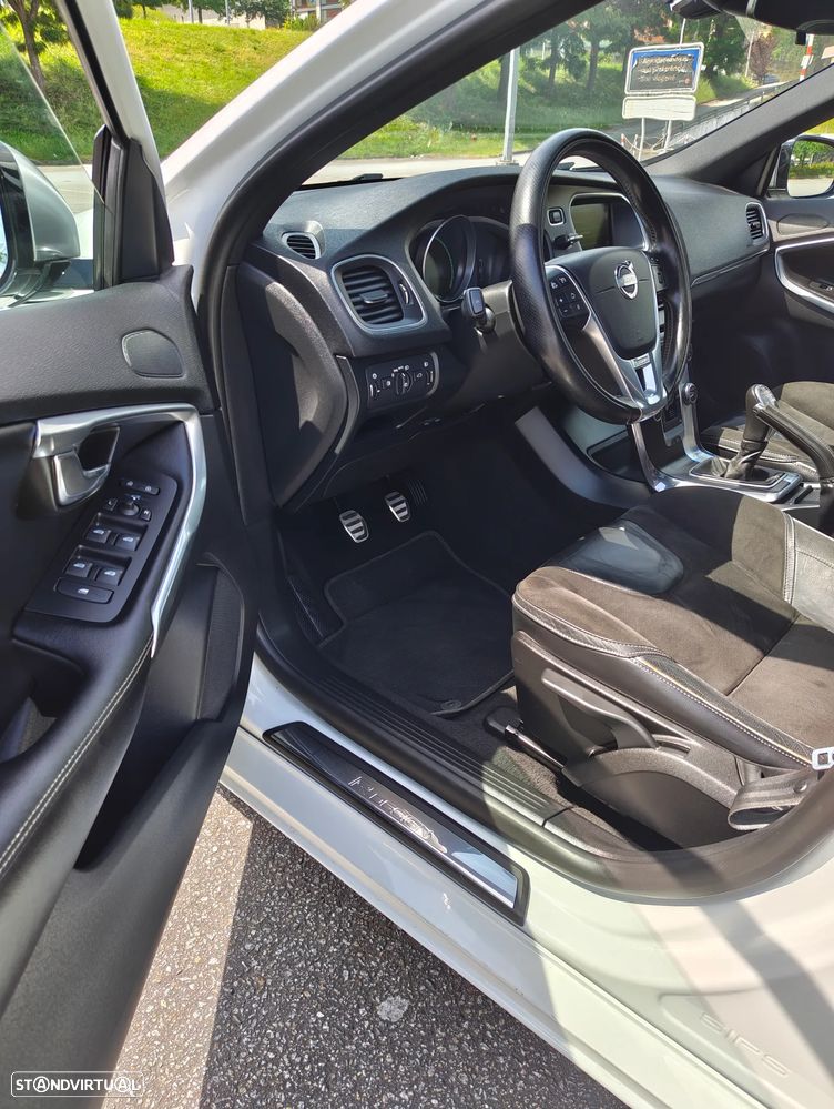 Volvo V40 D2 R Design - 12
