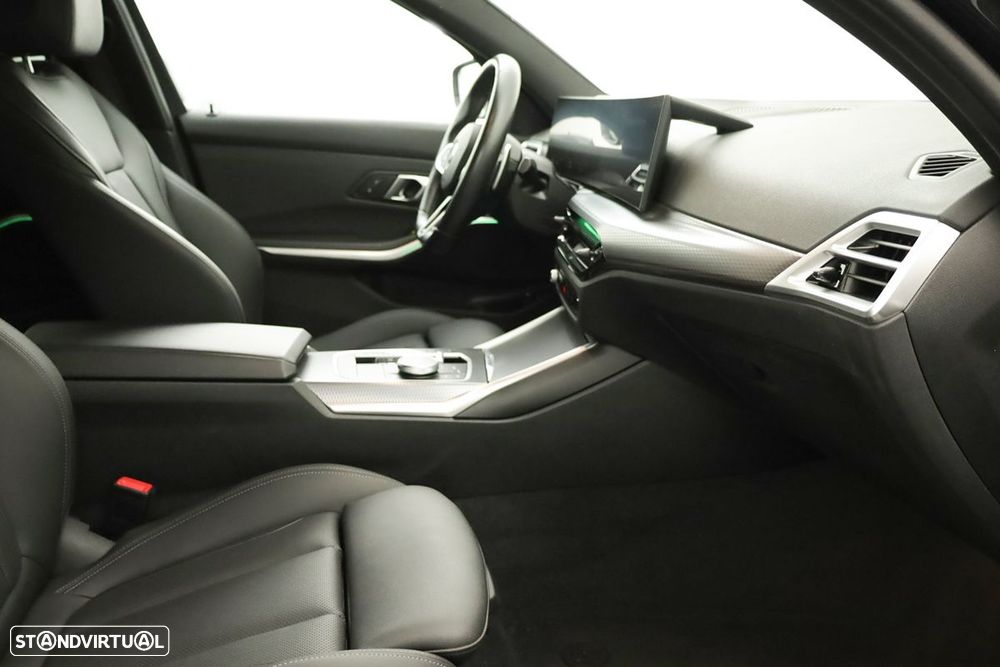 BMW 330 e Edição Desportiva M Auto - 21