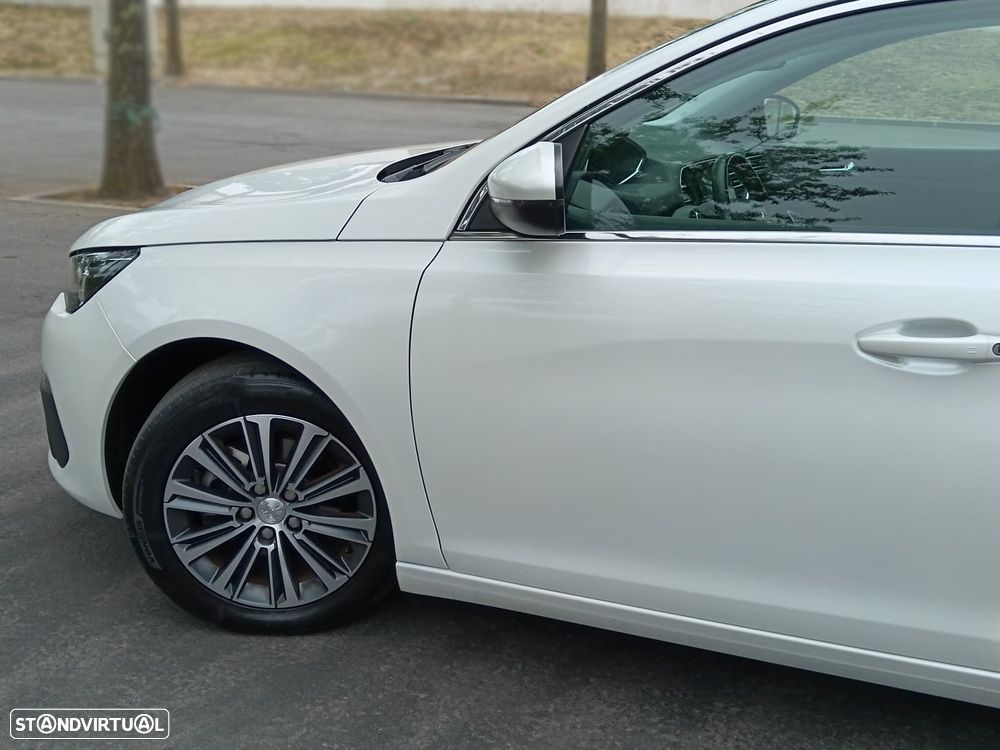 Peugeot 308 1.2 PureTech Allure EAT8 - 11