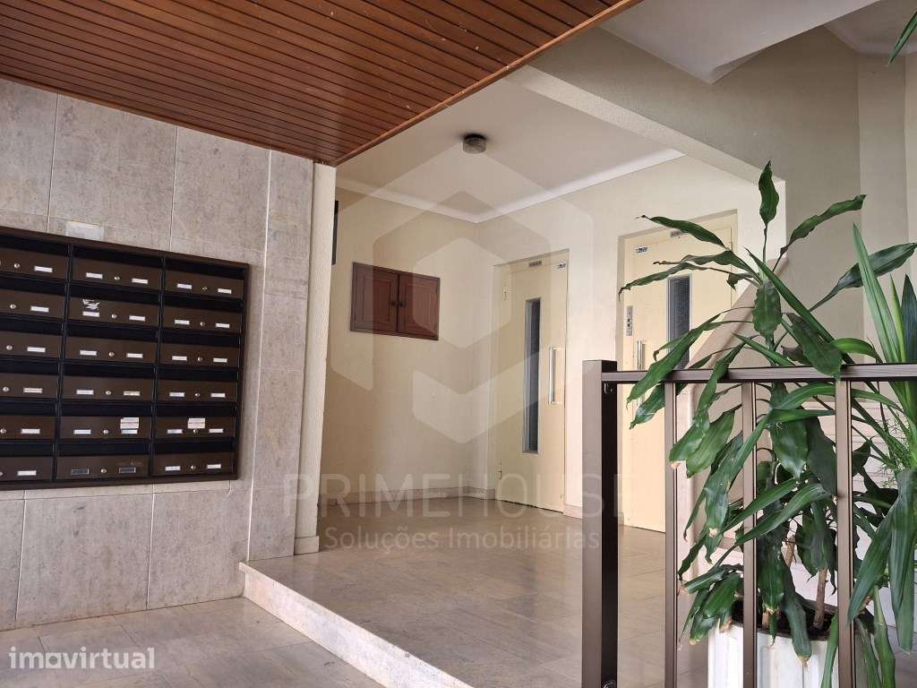 Apartamento T3 na Av. Independência das Colónias com lugar de garagem - Grande imagem: 3/22