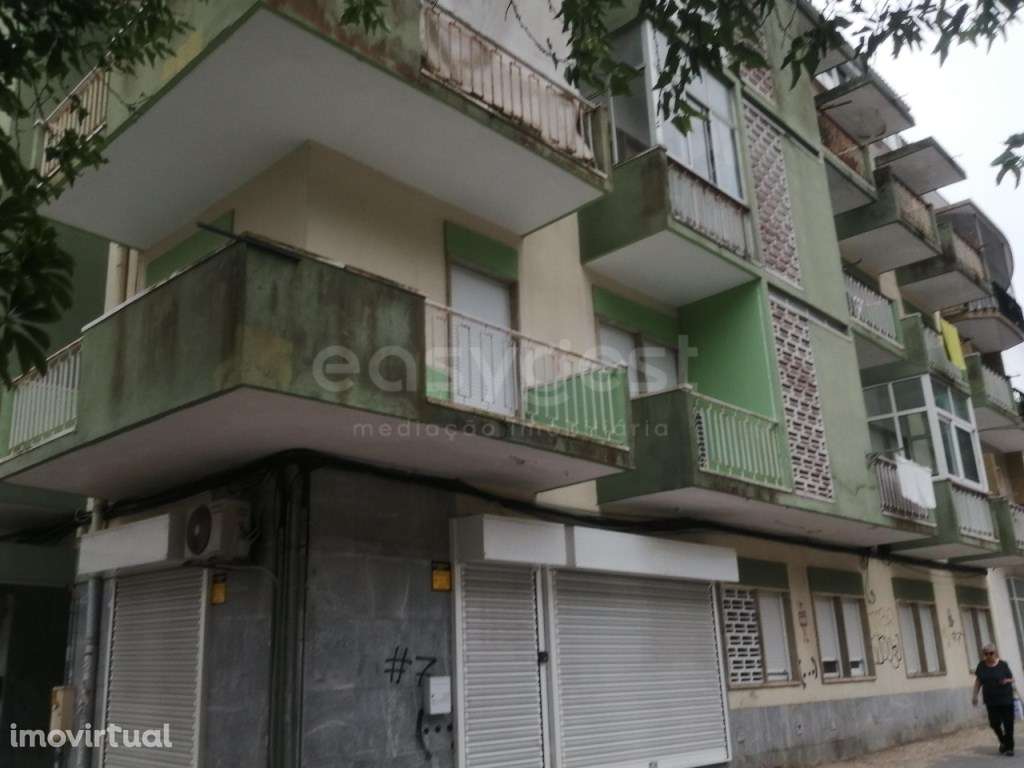 Loja junto da Avenida principal na freguesia do Dafundo - Grande imagem: 5/8