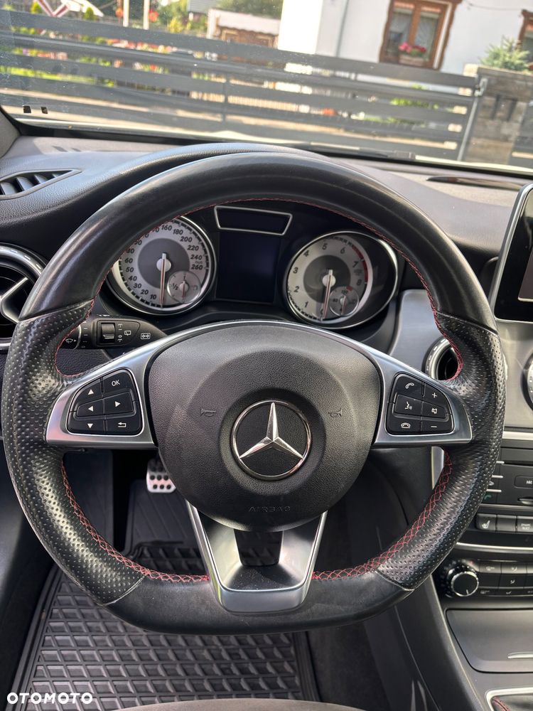 Mercedes-Benz GLA 180 AMG Line - 29