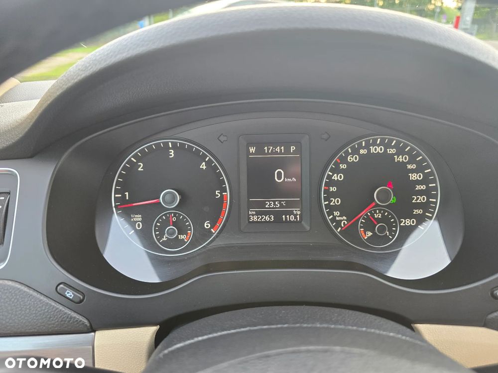 Volkswagen Jetta 2.0 TDI Highline DSG - 11