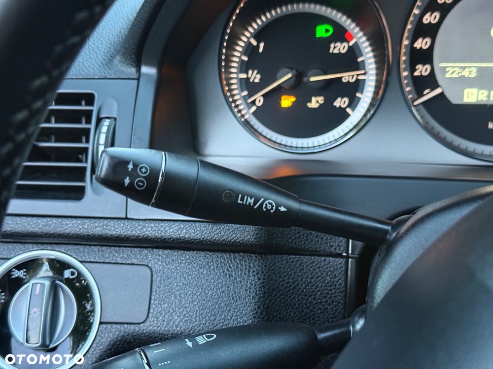 Mercedes-Benz Klasa C 180 CGI Automatik BlueEFFICIENCY Avantgarde - 22