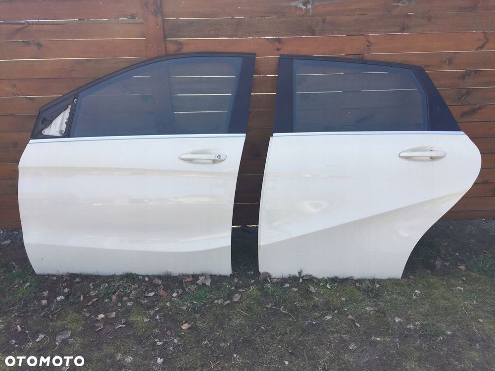 MERCEDES w 246 drzwi tylne prawe kompletne igla - 2