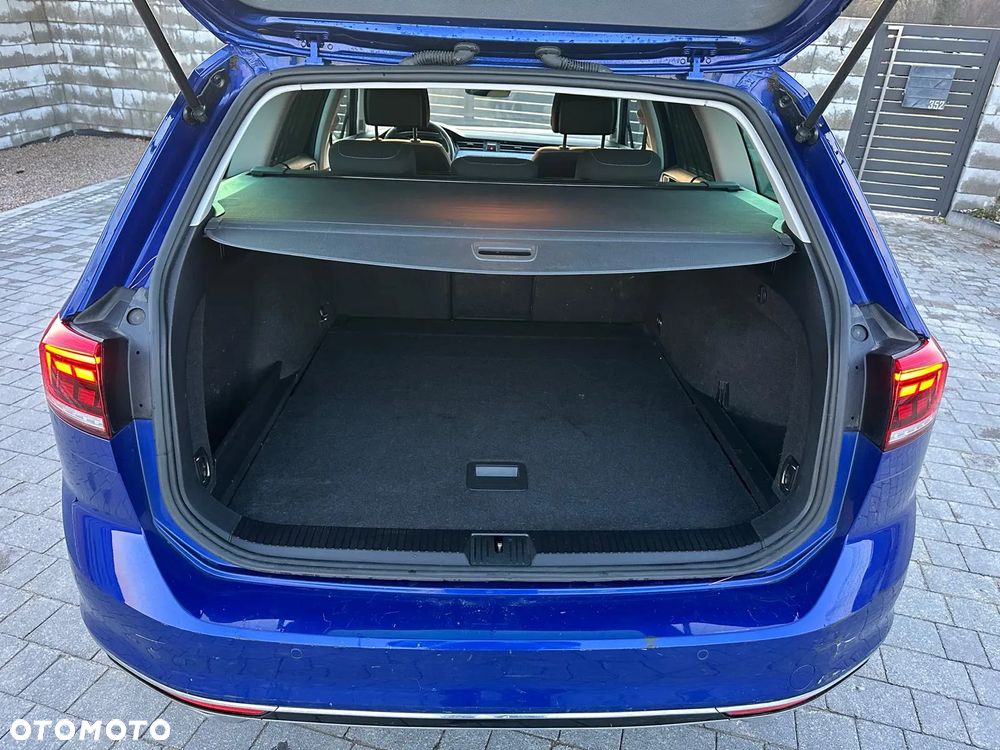 Volkswagen Passat Variant 2.0 TDI SCR DSG R-Line - 25