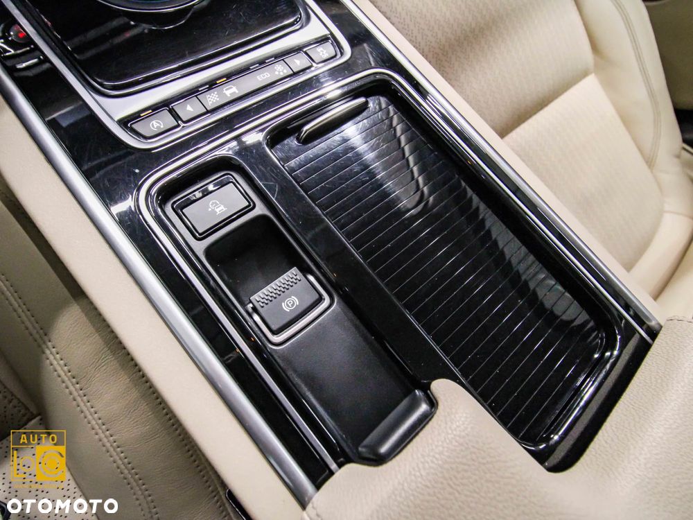 Jaguar XF E-Performance Portfolio - 30