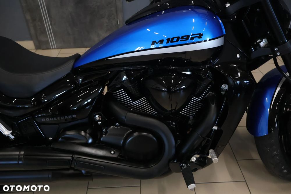 Suzuki Intruder - 12