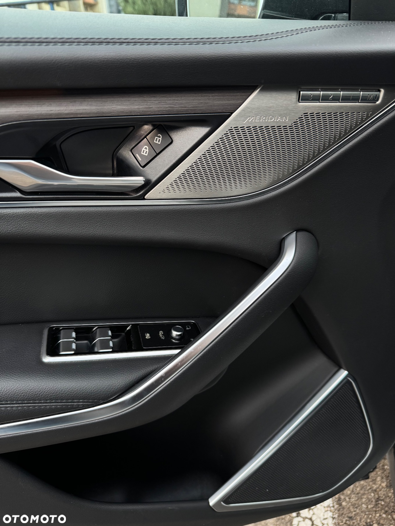 Jaguar F-Pace P250 AWD R-Dynamic SE - 25
