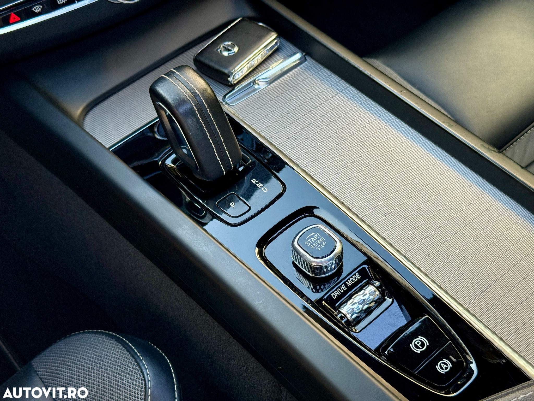 Volvo XC 60 Recharge T8 Twin Engine eAWD R-Design - 32