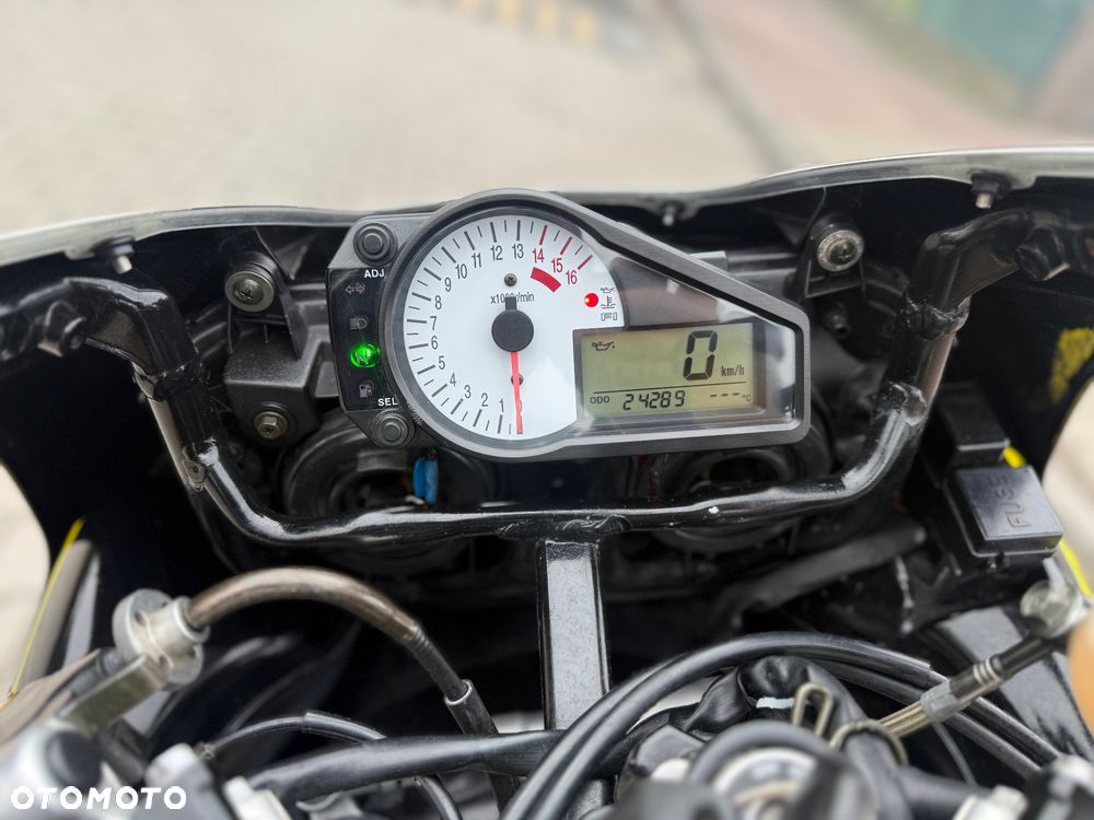 Suzuki GSX-R - 25