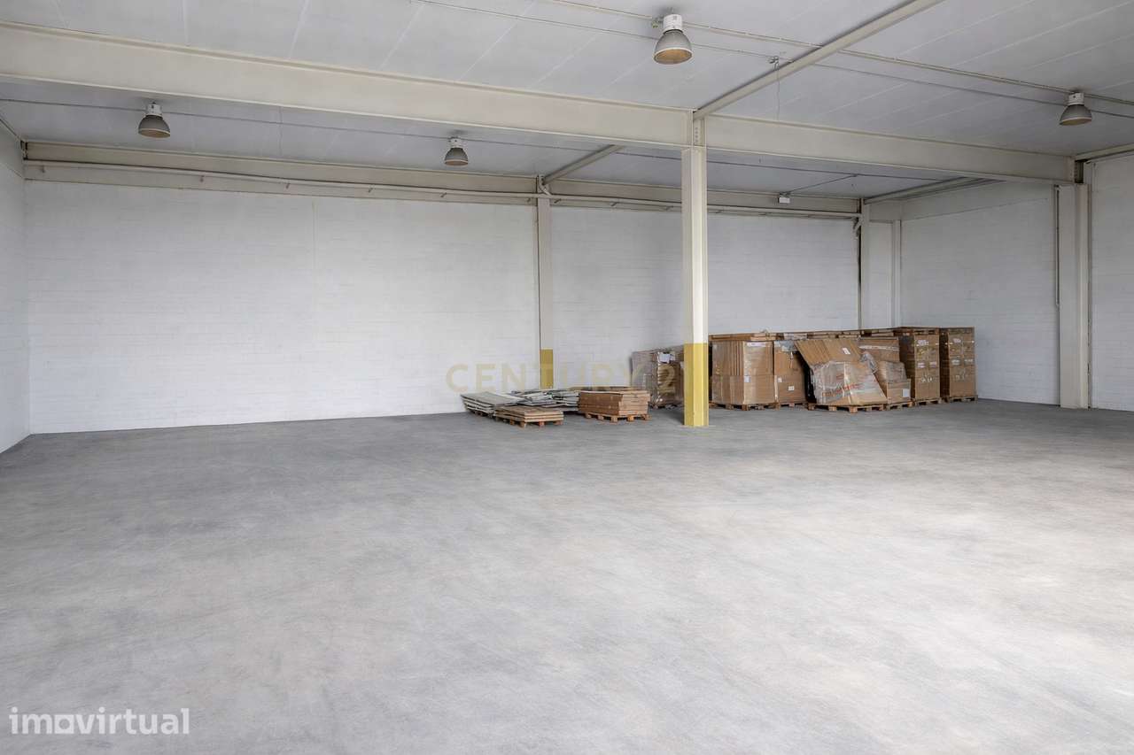 Armazém de 1.000 m² | 2 Pisos | Elevado Potencial de Rentabilidade - Grande imagem: 3/25