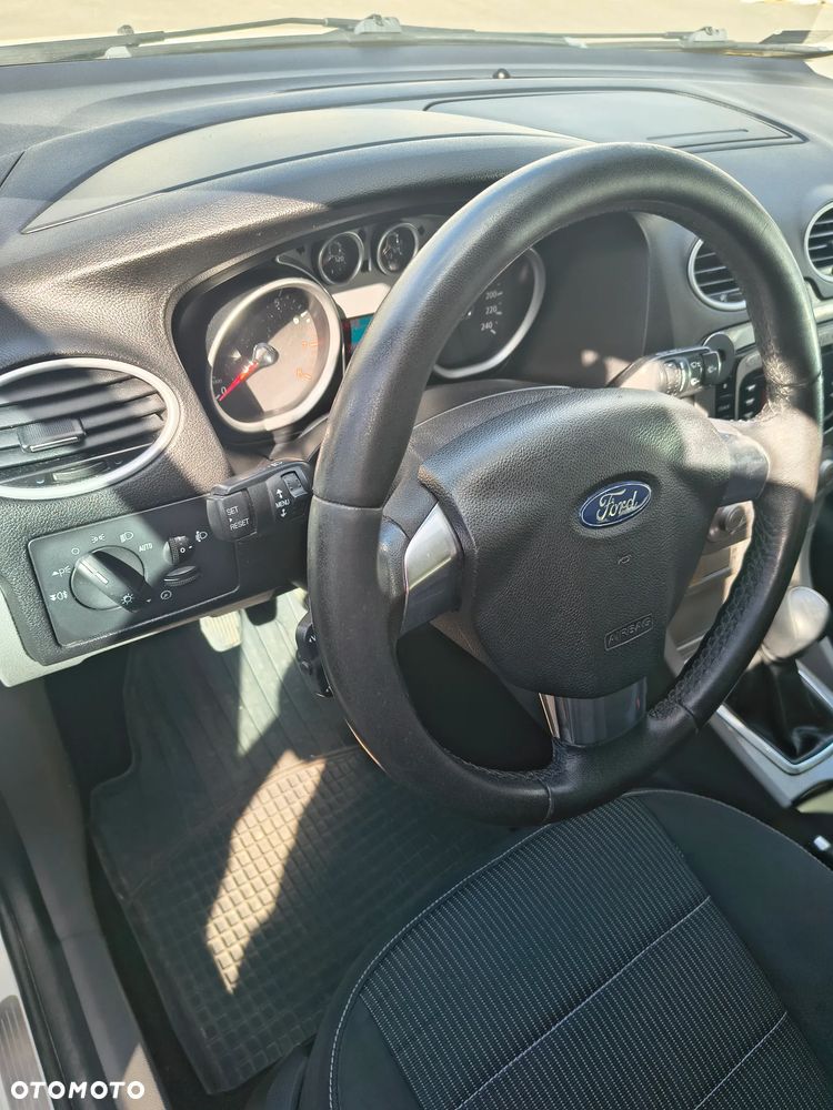 Ford Focus 1.6 16V Trend - 10