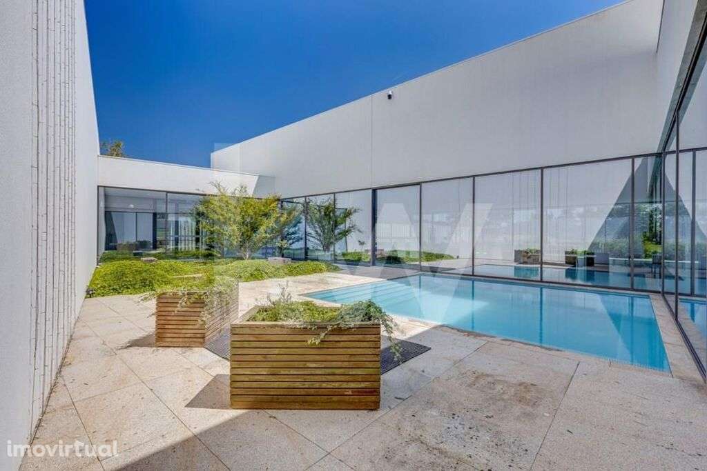 Propriedade / Quinta inserida num terreno de 1,2Ha a 5 m do aeroporto - Grande imagem: 3/15