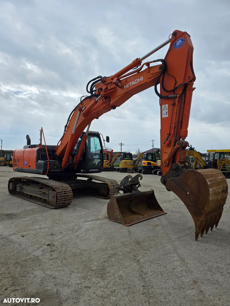 Hitachi ZX 210 LC excavator pe senile compact deporte. - 12