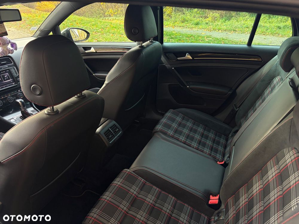 Volkswagen Golf - 10