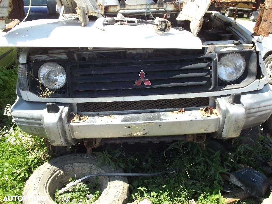 Grila fata Mitsubishi Pajero dezmembrez Pajero 2.8 1995 piese - 2