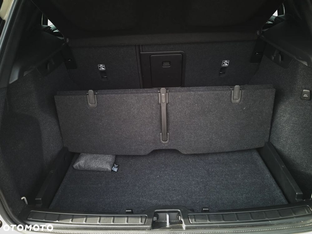 Volvo XC 40 B3 Plus Dark - 21