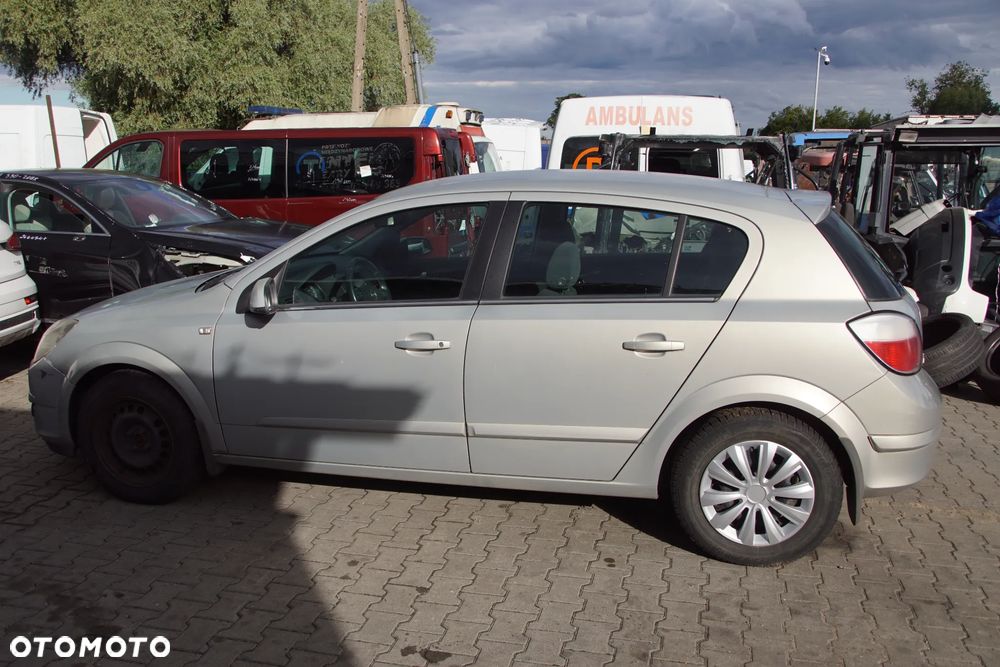 Auto na części - Opel Astra III H 1.6 105 KM Z16XEP F17 Z167 2004R Silnik Skrzynia Drzwi Maska Błotnik Zderzak Klapa Lampa Lusterko Klamka Szyba Deska Kokpit Sterownik Moduł Czujnik Licznik Wyświetlacz Panel Kierownica - 4